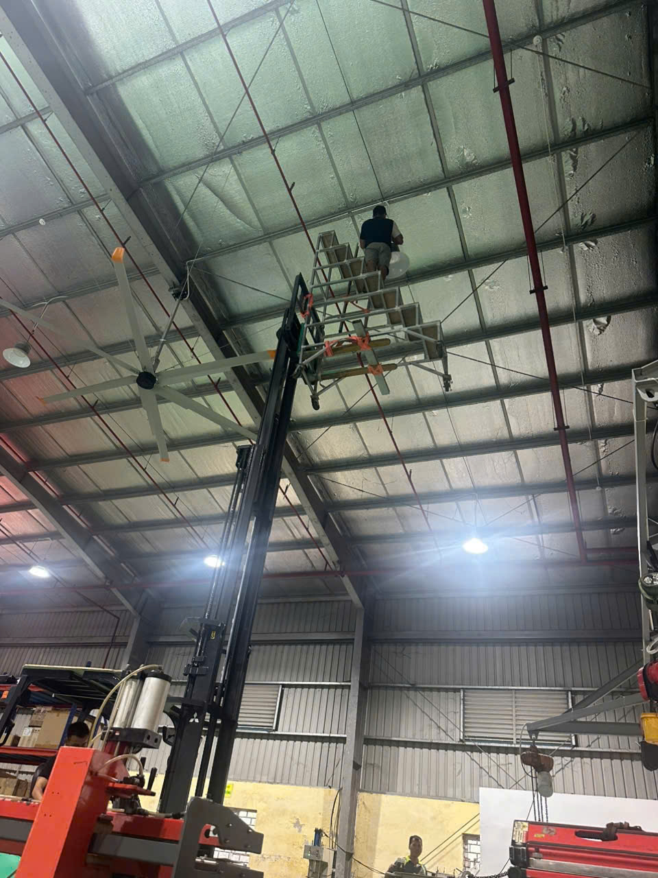 ĐÈN LED NHÀ XƯỞNG - GIẢI PHÁP CHIẾU SÁNG NHÀ MÁY, KHO XƯỞNG TIẾT KIỆM ĐIỆN